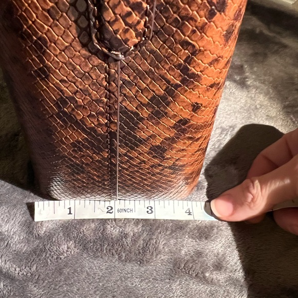 Michael Kors Bucket cross-body - NWT - Picture 3 of 8